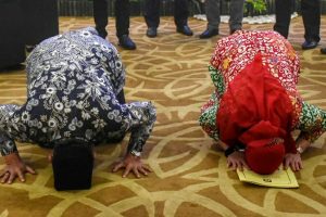 Ditetapkan Sebagai Paslon Terpilih, Eva-Deddy Langsung Sujud Syukur