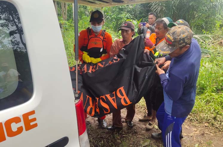 Tim SAR Gabungan mengevakuasi jasad Fahrul Mustofa dari Sungai Umpu, Sabtu (13/3/2021).