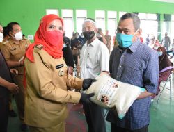 Walikota Bandarlampung Bagikan Beras untuk Warga di Lima Kecamatan