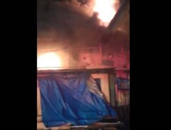 Lapak Es Kelapa Muda di Dekat Pasar Cimeng Bandarlampung Terbakar