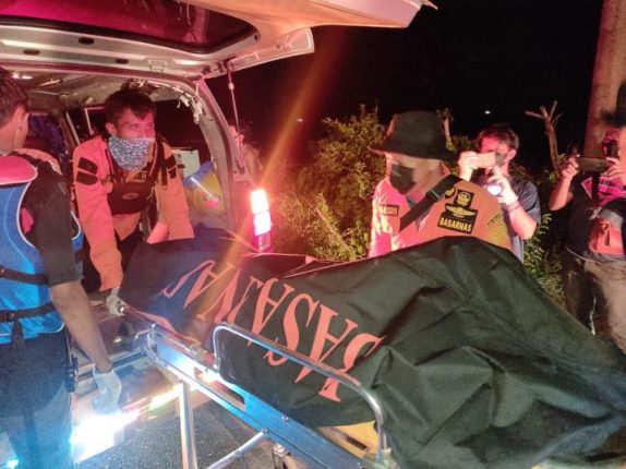 Jasad Dwi Santoso dievakuasi Tim SAR Gabungan, Senin malam (31/5/2021).