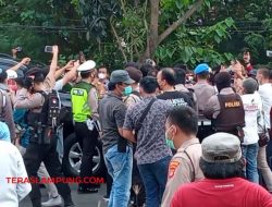Mobil Dinas Bupati Lampung Utara Dicegat Peserta Unjuk Rasa