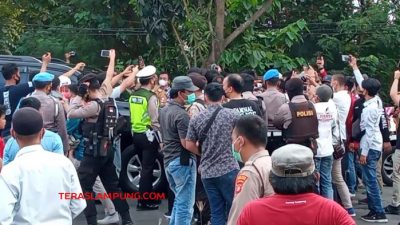 Mobil Dinas Bupati Lampung Utara Dicegat Peserta Unjuk Rasa