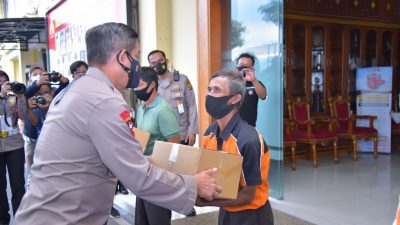 Polda Lampung Bagian Ribuan Paket Sembako untuk Warga yang Terdampak PPKM Darurat