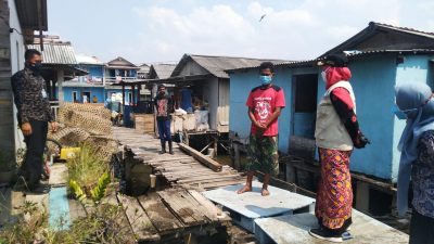 Walikota Eva Dwiana meninjau rumah warga yang diterjang ombak, Kamis (29/7/2021).