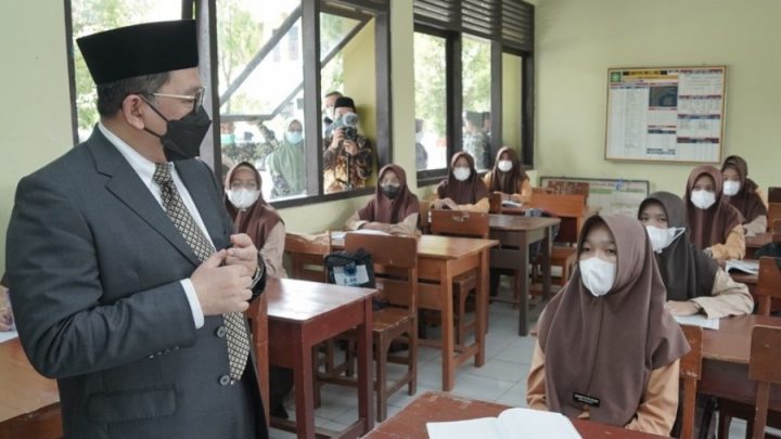 Wamenag Zainut Tauhid Sa'ai saat meninjau PTMT di MAN 1 Tasikmalaya, Sabtu (25/9/2021)