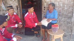 Ketua PC Bamusi Lamsel, Herman Abdilah bersama kader organisasi memberikan bantuan paket sembako dan makanan siap saji kepada salah seorang warga tidak mampu di Desa Sidowaluyo, Kecamatan Sidomulyo, Lampung Selatan, Jumat (15/10/2021).