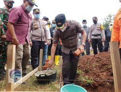 Bupati Musa Ahmad Lakukan Peletakan Batu Pertama Pembangunan Pasar Kutowinangan