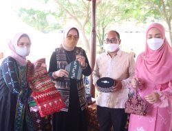 Ketua Dekranasda Lampung Luncurkan  Kain Tenun Sulam Jelujur Khas Pesawaran