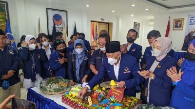 HUT ke-10, Nasdem Lampung Potong Tumpeng
