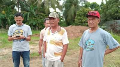 Sejumlah warga RT 4/LK I Rejosari memberikan penjelasan mengapa mereka menolak pendirian menara telekomunikasi.