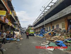 Pemkot Bandarlampung Robohkan Kios-Kios PKL di Jalan Bukittinggi dan Jl Batusangkar