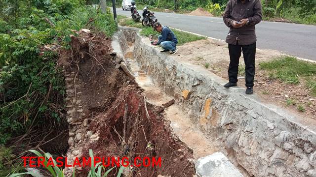 Talut yang ambrol di Jalan Lintas Tengah Sumatera, tepatnya di Desa Bandarputih‎, Lampung Utara