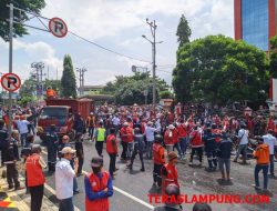 Ratusan Buruh Pelabuhan Panjang Geruduk Pemkot Bandarlampung