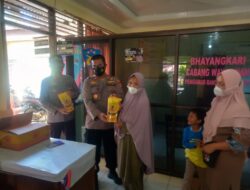 Tingkatkan Vaksinasi, Polsek Baradatu Bagikan Ratusan Minyak Goreng