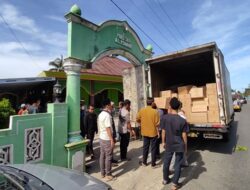 Tim Ekspedisi Pesantren Al Hilal Sebar Wakaf Quran dan Buku Islam di Lambar dan Pesibar