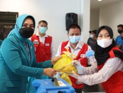 Tinjau Vaksinasi Booster Covid-19, Ketua TP PKK Lampung Bagikan Bingkisan 