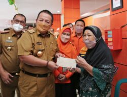 Gubernur Arinal Serahkan BLT Minyak Goreng dan Bantuan Program Sembako Tunai untuk 687.090 Keluarga