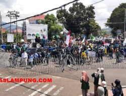 Sampaikan 7 Tuntutan, Ribuan Mahasiswa Kepung DPRD Lampung
