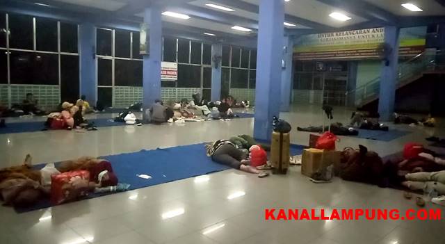 Pemudik beristirahat di Pelabuhan Bakauheni, Sabtu malam (30/4/2022). Esok paginya mereka baru melanjutkan perjalanan ke kampung halaman di beberapa daerah di Lampung dan wilayah Sumatera lainnya.