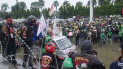 Ratusan pengemudi ojol melakukan aksi tuntutan penurunan BBM di Lapangan Korpri Kota Bandarlampung, Kamis (8/9/2022).