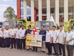 PT Bukit Asam Serahkan Bantuan Tiga Truk dan Seribu Paket Sembako