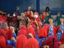 Walikota Eva Dwiana Serahkan Insentif bagi Kader Posyandu, KB, dan Poskeskel