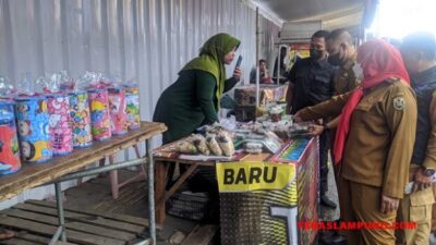 Walikota Eva Dwiana selain memantau juga memborong makanan di Bazar Takjil Enggal, Selasa (4/4/2023).