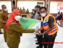 Pemkot Bandarlampung Serahkan 1.442 Polis Asuransi kepada Nelayan