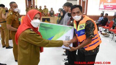 Pemkot Bandarlampung Serahkan 1.442 Polis Asuransi kepada Nelayan