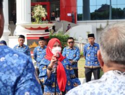 Walikota Eva Dwiana Serahkan Bantuan 126 Unit Motor Untuk Lurah