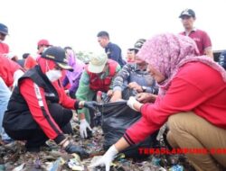 Walikota Eva Dwiana ikut Bersihkan Sampah di Pantai Sukaraja Bandarlampung