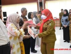Hari Koperasi dan UMKM, Walikota Bandarlampung Serahkan Sejumlah Hadiah