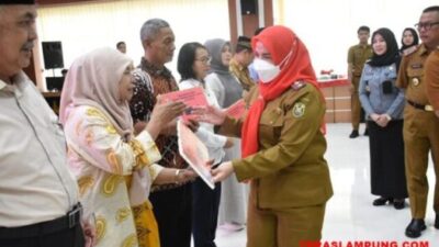 Hari Koperasi dan UMKM, Walikota Bandarlampung Serahkan Sejumlah Hadiah