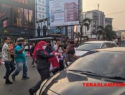 Walikota Eva Dwiana Bagikan Bendera Merah Putih  di Jalan Raden Intan