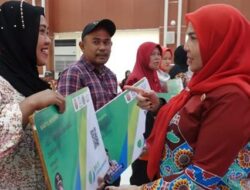 Walikota Eva Dwiana Serahkan Bantuan Asuransi Kecelakaan Kerja kepada 200 Nelayan dan Pedagang Ikan