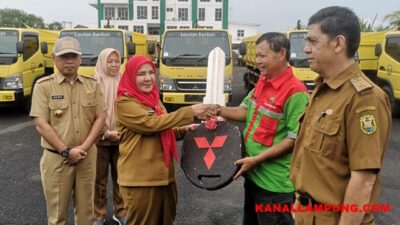 Walikota Eva Dwiana didampingi Kadis LH Budiman menyerahkan kunci mobil secara simbolis kepada salah seorang pengemudi.