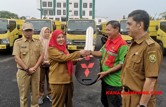Walikota Eva Dwiana didampingi Kadis LH Budiman menyerahkan kunci mobil secara simbolis kepada salah seorang pengemudi.