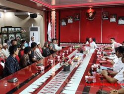 Walikota Eva Dwiana Serahkan Bantuan untuk Korban Kebakaran