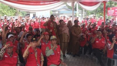 Walikota Eva Dwiana photo bersama Ketua RT, Kaling, Linmas di Kecamatan Bumi Waras.