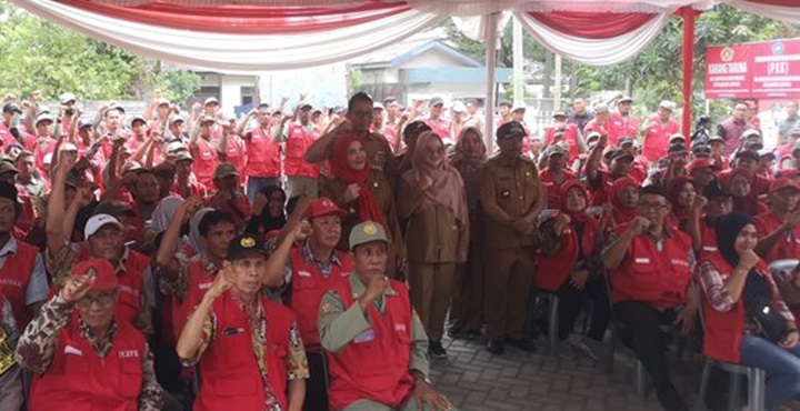 Walikota Eva Dwiana photo bersama Ketua RT, Kaling, Linmas di Kecamatan Bumi Waras.
