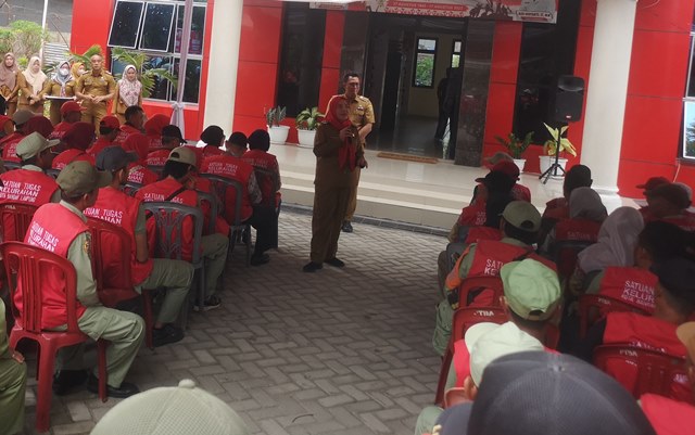 Walikota Eva Dwiana memberikan pengarahan kepada Ketua RT, Kaling dan Linmas di Kecamatan Bumi Waras.