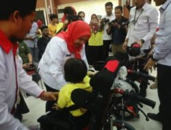 Walikota Eva Dwiana Serahkan 37 Kursi Roda bagi Anak-anak Penyandang Cerebral Palsy