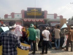 Diduga Melakukan Perbuatan Asusila, Oknum Kades di Lampung Digeruduk Ratusan Warga