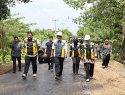 Bupati Lampung Tengah Tinjau Perbaikan Ruas Jalan di Komering Putih